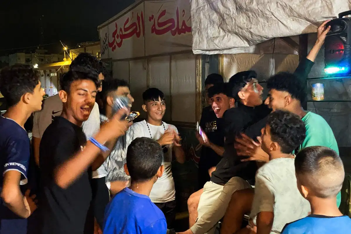 A través de varios vídeos publicados en redes sociales, se observan multitudes saltando y celebrando, en regiones como Jan Yunis y en el Hospital de Al-Aqsa, en el corazón de la franja de Gaza. Foto