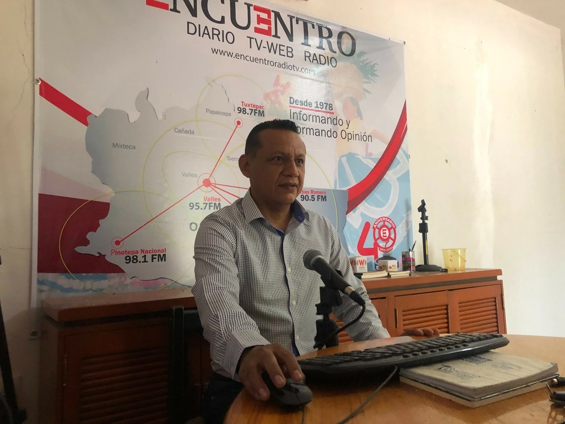 En la imagen, Francisco Vásquez Jiménez, titular del noticiero “Xtiidxanu”, que en castellano significa  “Nuestra palabra”. Foto Diana Manzo