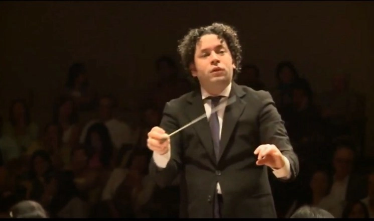 En esta captura de pantalla del concierto por el 42 aniversario de la Sinfónica Simón Bolivar, el director venezolano Gustavo Dudamel.