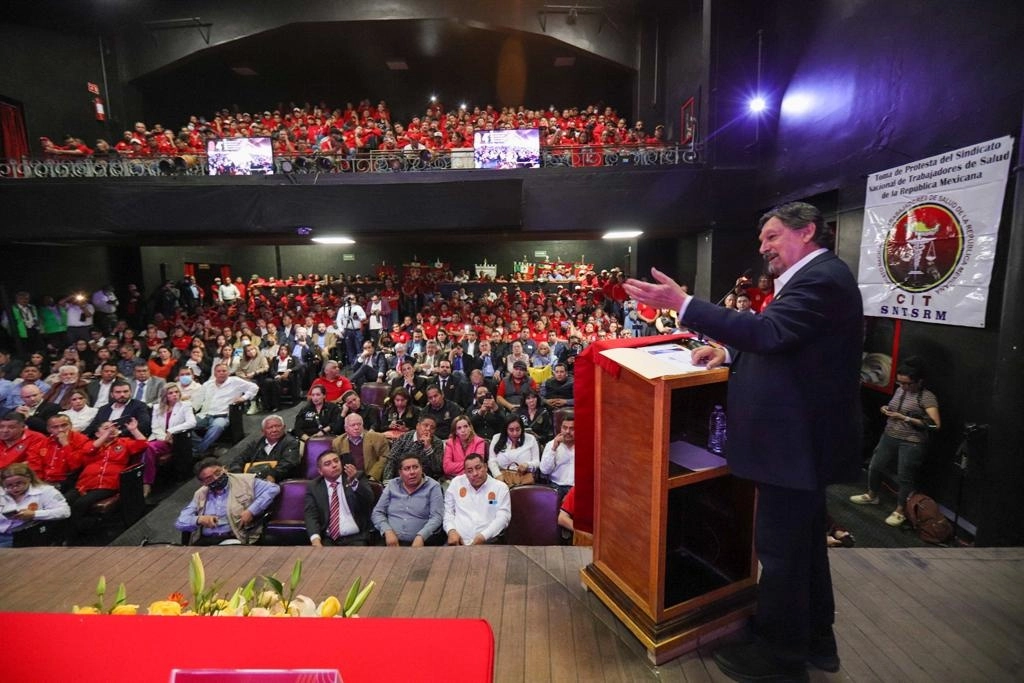 El presidente de la Confederación Internacional de Trabajadores, Napoleón Gómez Urrutia, encabeza la ceremonia del IV aniversario del organismo, en el Teatro 11 de Julio, ubicado en la alcaldía Benito Juárez, en la Ciudad de México, el 13 de marzo de 2023. Foto Pablo Ramos