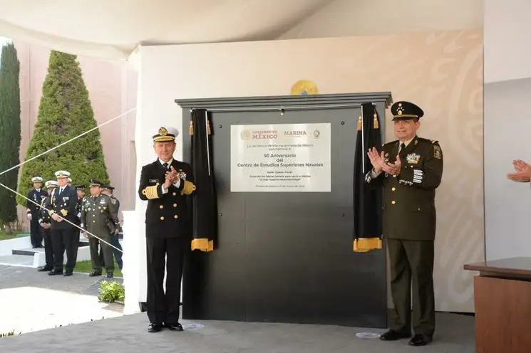 Los secretarios de Marina, José Rafael Ojeda Durán, y de la Defensa, Luis Cresencio Sandoval González, en el 50 aniversario del Centro de Estudios Superiores Navales (Cesnav). Foto cortesía Semar