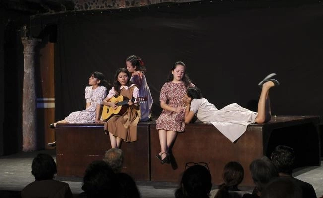 Jóvenes actores que personifican parte del periplo de los niños de Morelia, imagen del programa Teatro en Casa de la Universidad Autónoma de Querétaro