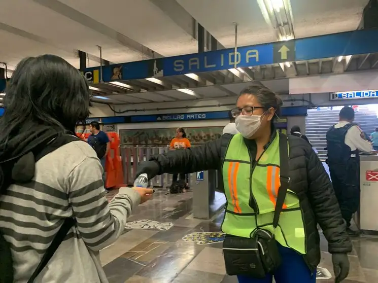 Personal aplica gel antibacterial en la estación del metro Bellas Artes, en la Ciudad de México, el 21 de marzo de 2020. Foto María Luisa Severiano