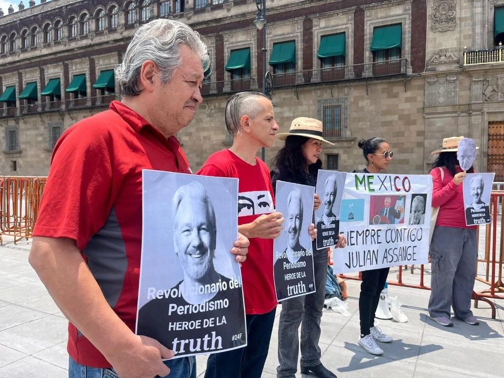 Integrantes de #24F Coalición Vida y Libertad Julian Assange realizan un mitin de celebración frente a Palacio Nacional, el 26 de junio de 2024. Foto Alfredo Domínguez