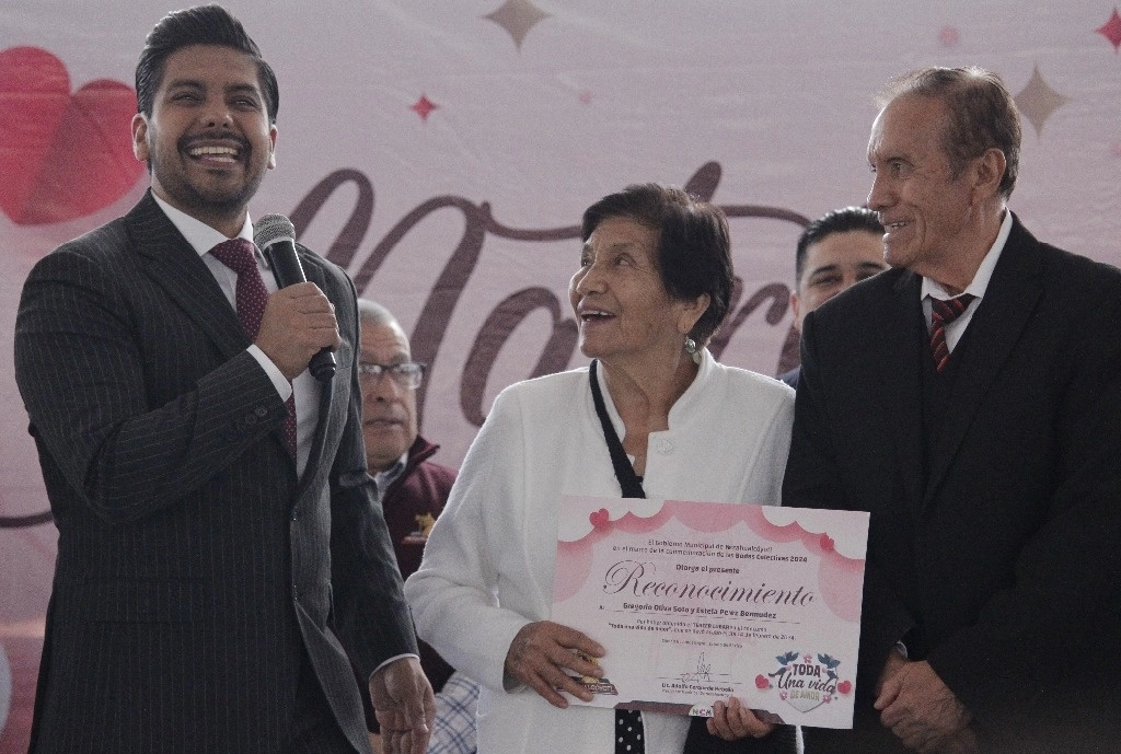 El alcalde Adolfo Cerqueda Rebollo informó que se rompió el récord del año pasado cuando se casaron 989 parejas. En esta ocasión, acudieron mil 200 parejas. Fotos Daniel Ramón
