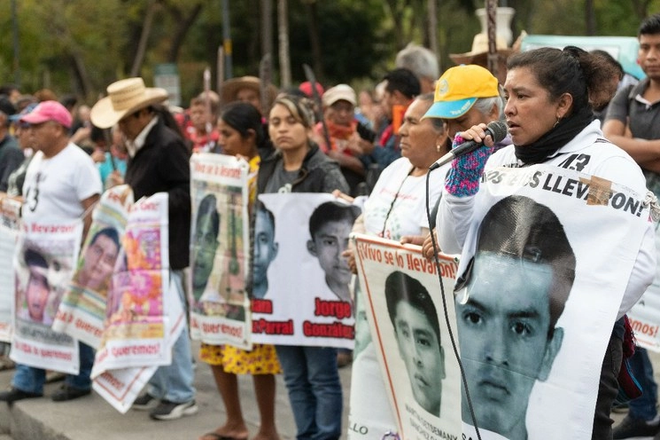 Padres de los 43 normalistas de Ayotzinapa durante una marcha en CDMX. Foto Pablo Ramos/Archivo