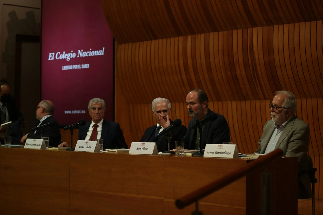Homenaje a 100 años del nacimiento de Luis Villoro en el Colegio Nacional donde participaron Diego Valadés, Miguel Limón, José Ramón Cosío, Juan Villoro, Javier Garciadiego y Roger Bartra. Foto La Jornada 