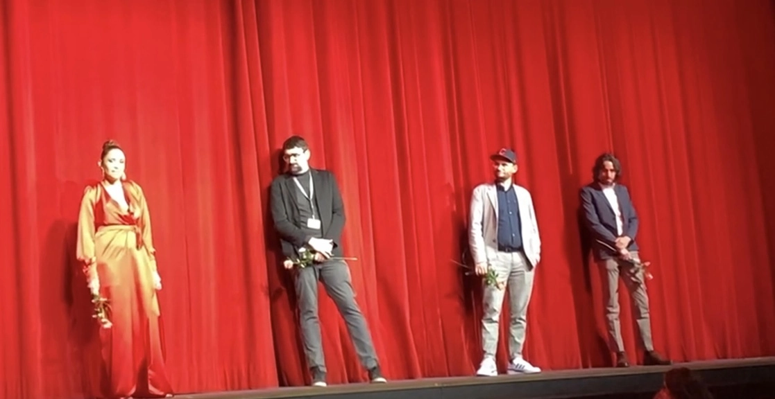 Claudia Saint-Luce con el equipo de ‘El Reino de Dios’ durante el estreno en el festival de cine de Berlín, la Berlinale el pasado mes de febrero. (De izquierda a derecha) Julián Sarmiento, Carlos Correa y Christian Kregel. Foto Alia Lira Hartmann