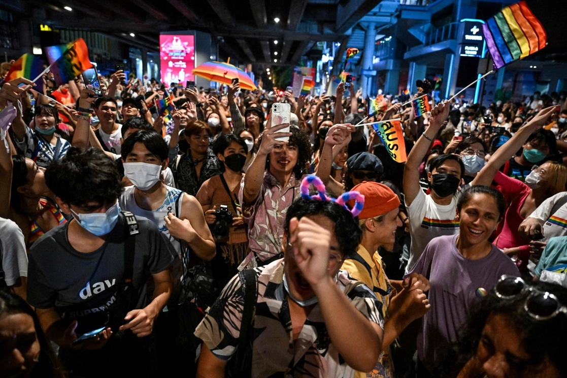 Artistas ‘drag’, trabajadores sexuales y feministas recorrieron una de las principales calles de la capital tailandesa. Foto Afp