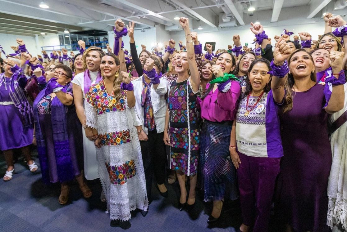 Claudia Sheinbaum, jefa del Gobierno capitalino, encabezó el acto en el que estuvo acompañada por las gobernadoras de Baja California, Guerrero, Colima, Quintana Roo y Campeche, así como secretarias del gabinete federal y legisladoras de Morena. Foto Pablo Ramos 