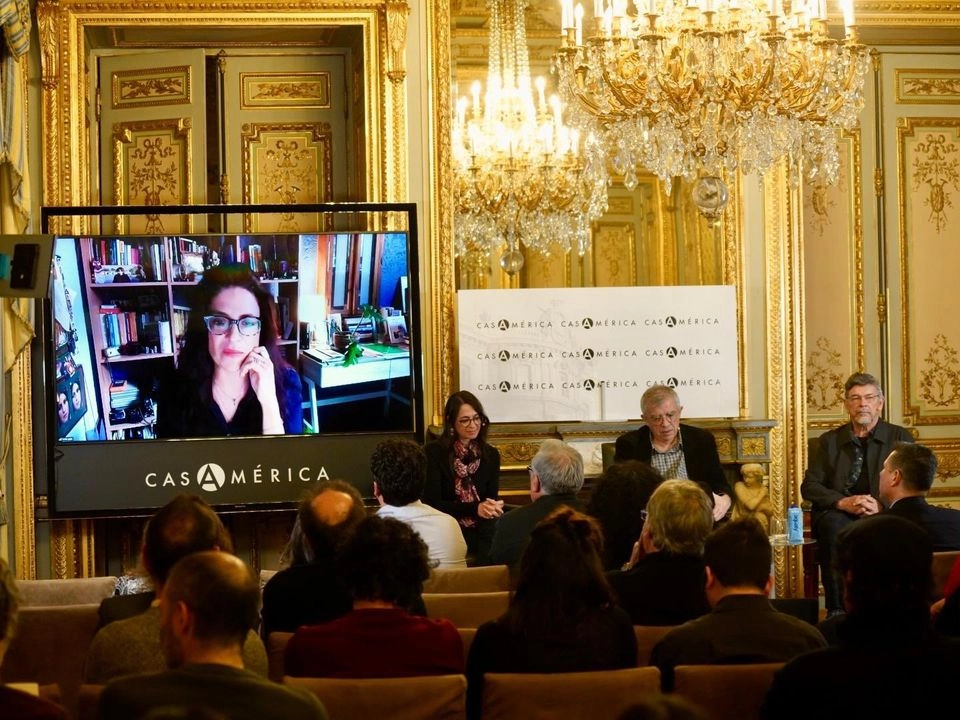 Aspectos del encuentro, en la sala Simón Bolívar, donde se presentó el ciclo y el tributo al realizador mexicano. Foto tomadas de la cuenta X de la Casa de América