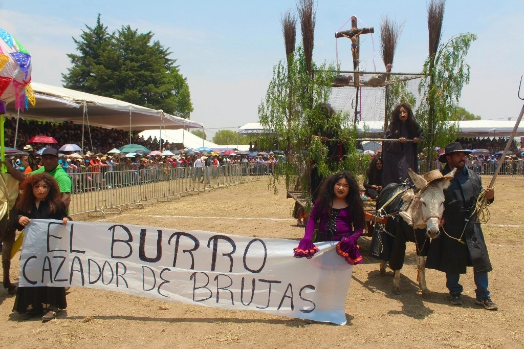 El burro cazador de brujas se llevo el primer lugar en la competencia de disfraces, en la 59 Feria del Burro en Otumba, Edomex. Foto Javier Salinas Cesáreo