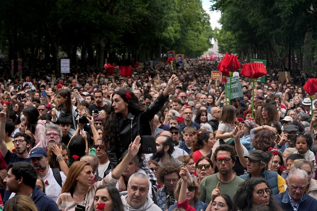 El tradicional desfile popular por la Avenida de la Libertad, punto culminante de cientos de iniciativas a lo largo de varias semanas, reunió a una inmensa multitud por la tarde. Foto Ap.