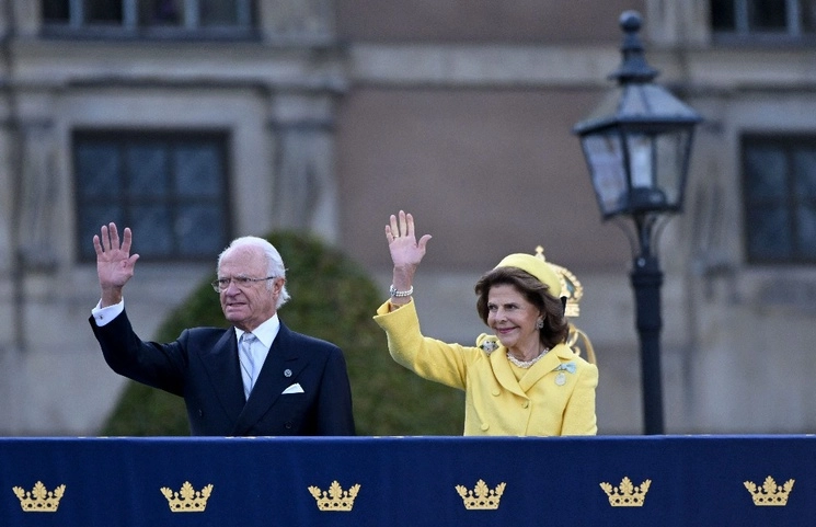 El rey Carlos XVI Gustavo de Suecia y la reina consorte Silvia, en los festejos por los 50 años de reinado del monarca. Foto Afp