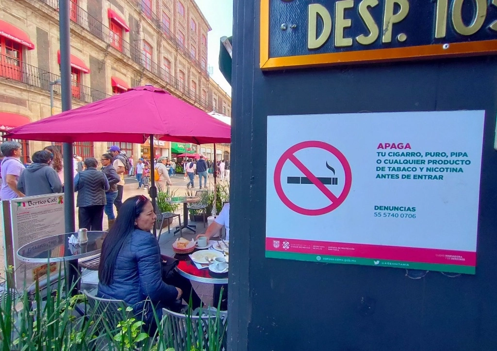  Ley General del Tabaco expedida por la Secretaría de Salud prohíbe fumar en restaurantes a pesar de que sea en una zona abierta. Foto Cuartoscuro / archivo 