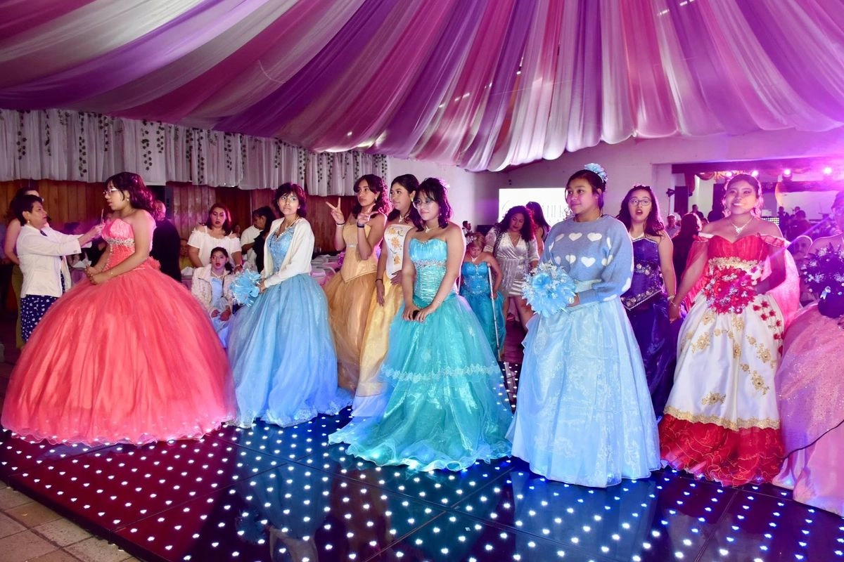 En total 46 jovencitas que luchan contra el cáncer, celebraron una fiesta conjunta de 15 años, con el apoyo de funcionarios y empresarios. Foto 
