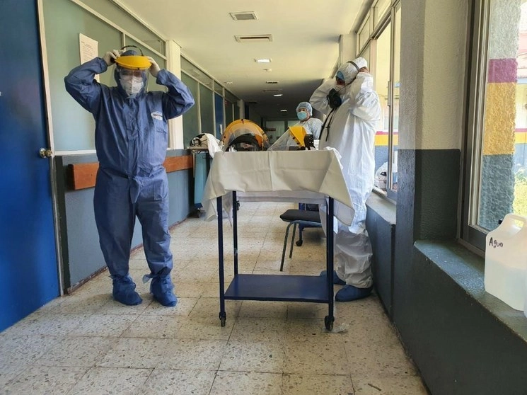 Personal médico usa equipo de protección para atender a pacientes con Covid-19 en el hospital de Lázaro Cárdenas, Michoacán. Foto tomada del Twitter de @SALUDMICH