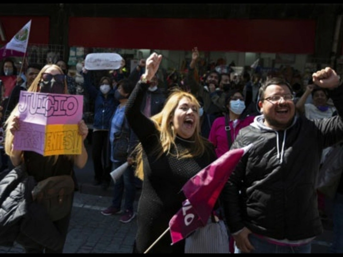Decenas de personas festejaron con el brazo en alto la resolución de la SCJN, la cual avaló por apretado margen la constitucionalidad de la consulta popular mediante la cual se pretende investigar a los cinco últimos ex presidentes. Foto Ap
