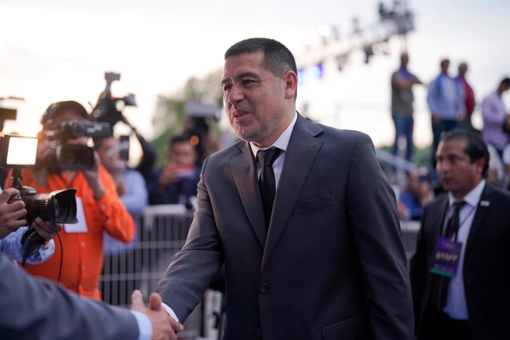 El ex futbolista argentino y leyenda de Boca Juniors, Juan Román Riquelme, a su llegada al Teatro Bicentenario de León, Guanajuato, para la ceremonia de investidura del Salón de la Fama del Futbol Internacional. Foto tomada de X.