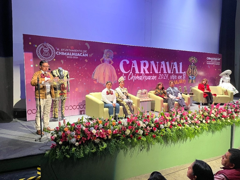La alcaldesa morenista Xóchitl Flores Jiménez y la secretaria de Turismo estatal, Nelly Minerva Carrasco Godínez, inauguraron en el Centro Cultural Mexiquense, una exposición de trajes utilizados en el Carnaval, una muestra gastronómica ancestral y la exhibición de esculturas en piedra de cantera de reconocidos artesanos de Chimalhuacán. Foto René Ramón
