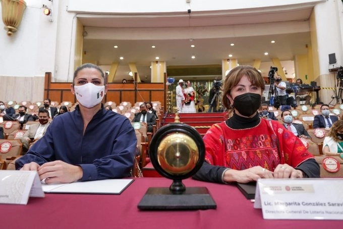 La titular de Conade, Ana Gabriela Guevara (izq) y la directora general de Lotenal, Margarita González Saravia (der) durante el sorteo. Foto tomada de la cuenta de Twitter @lotenal