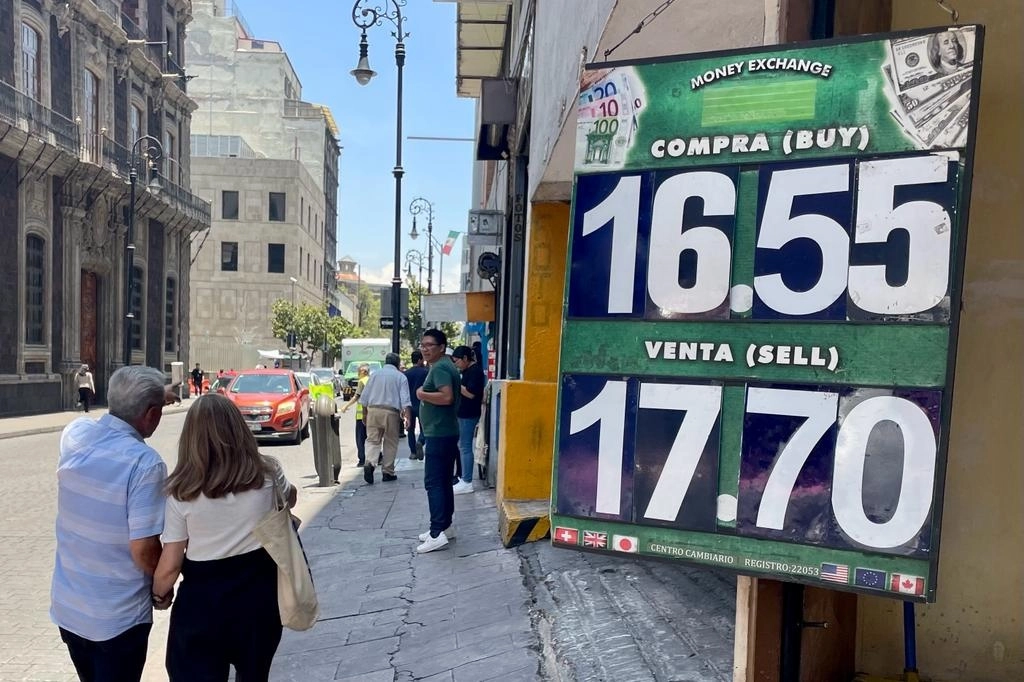 Cotización del dólar en sucursales bancarias de la Ciudad de México. Foto Roberto García Ortiz