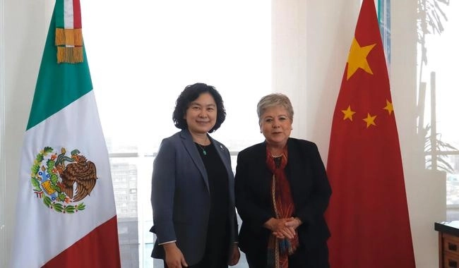 La canciller Alicia Bárcena (der) junto con la ministra asistente de Relaciones Exteriores de la República Popular China, Hua Chunying (izq). Foto SRE