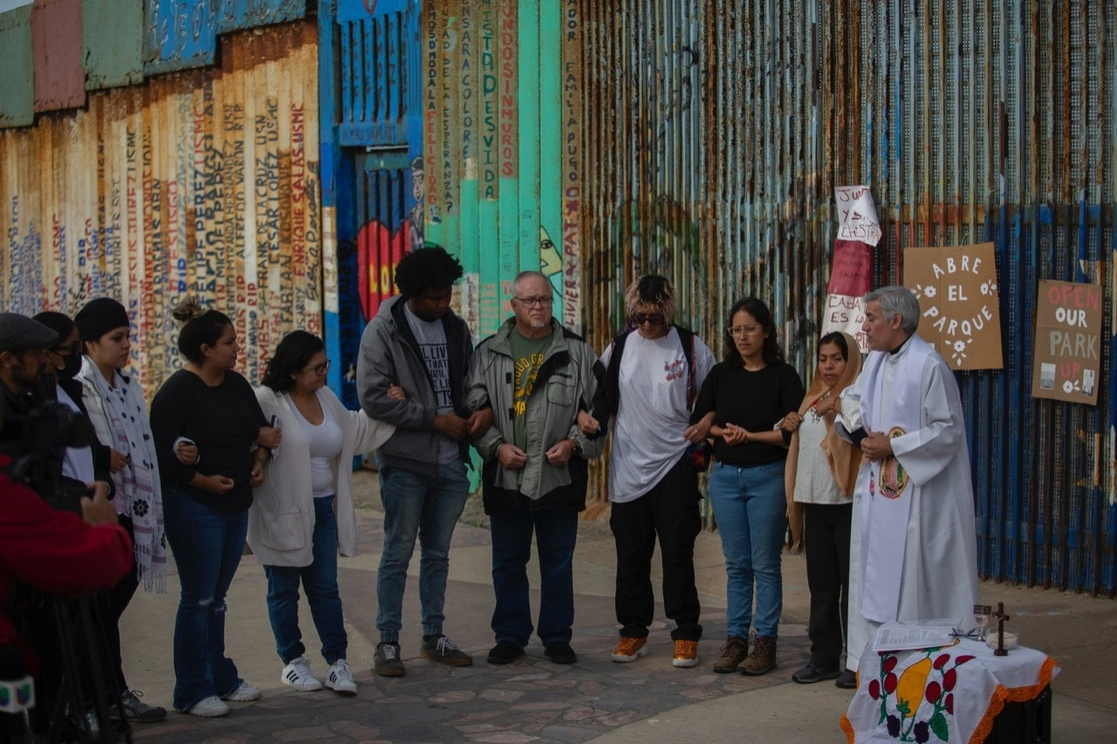 La misa, para pedir la aparición con vida de los normalistas, fue realizada en el parque de la Amistad de playas de Tijuana, a un costado del muro fronterizo que divide a México con EU. Foto  La Jornada Baja California