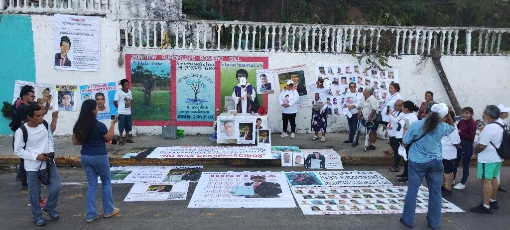 Familiares de Jhonatan Guadalupe Romero Gil durante la protesta. Foto Héctor Briseño