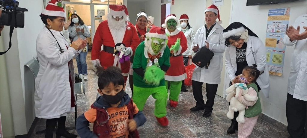 Aspectos de la posada celebrada en el Hospital Pediátrico de Coyoacán. Foto Rocío González