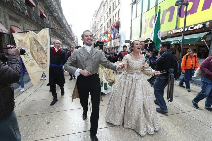La Compañía Nacional de Teatro Clásico Fénix Novohispano montó una representación en el Centro Histórico de la CDMX. Foto María Luisa Severiano
