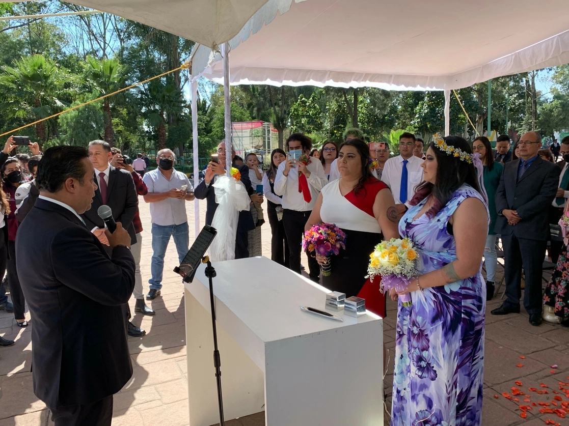 Este lunes se celebró el primer matrimonio igualitario en Nezahualcóyotl. En toda la entidad suman y 39 nuevas solicitudes en los últimos días, luego de la Reforma al Código Civil que entró en vigor el pasado dos de noviembre. Foto René Ramón