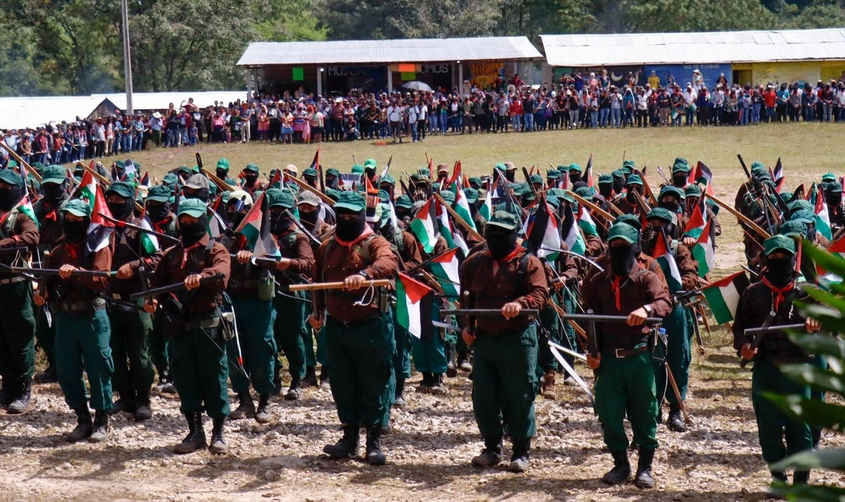 Zapatistas en formación durante en Encuentro de Resistencias y Rebeldías. Foto