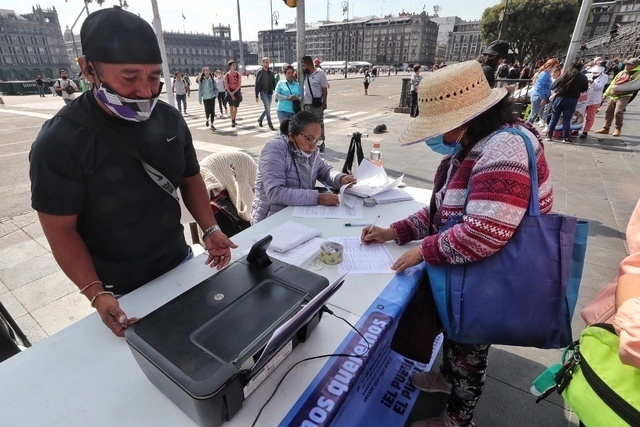 Mesa para juntar apoyos para la consulta de revocación de mandato. Foto Marco Peláez / Archivo