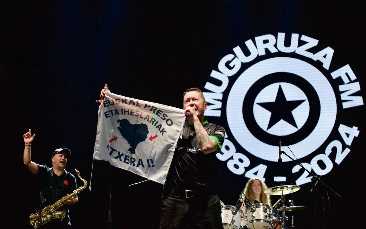 "Nos cancelaron un concierto, pero vamos a convertir el Monumento a la Revolución en un gigante Foro Alicia", expresó el músico vasco Fermin Muguruza. De esta manera, se repuso el recital que la policía, el Ejército y la Guardia Nacional interrumpieron en mayo. 