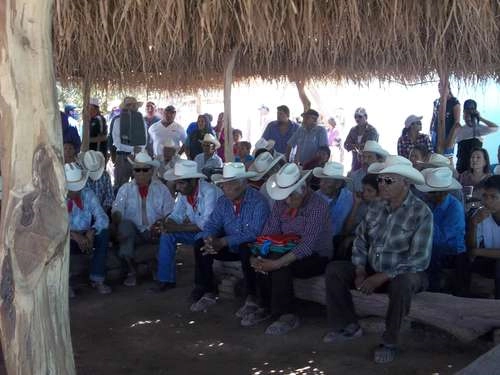 El presidente Andrés Manuel López Obrador con integrantes de la comunidad yaqui, el 19 de febrero de 2023. Foto Cuartoscuro 