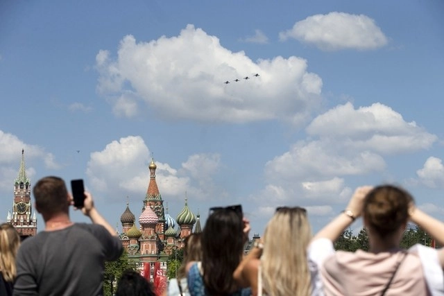 En imagen de archivo, el desfile aéreo durante la conmemoración del Día de la Victoria en la Plaza Roja de Moscú. Foto Ap