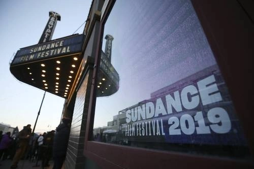 En imagen de archivo, marquesina del Teatro Egipcio de Park City, donde se llevó a cabo el certamen cinematográfico en 2019.Foto Ap