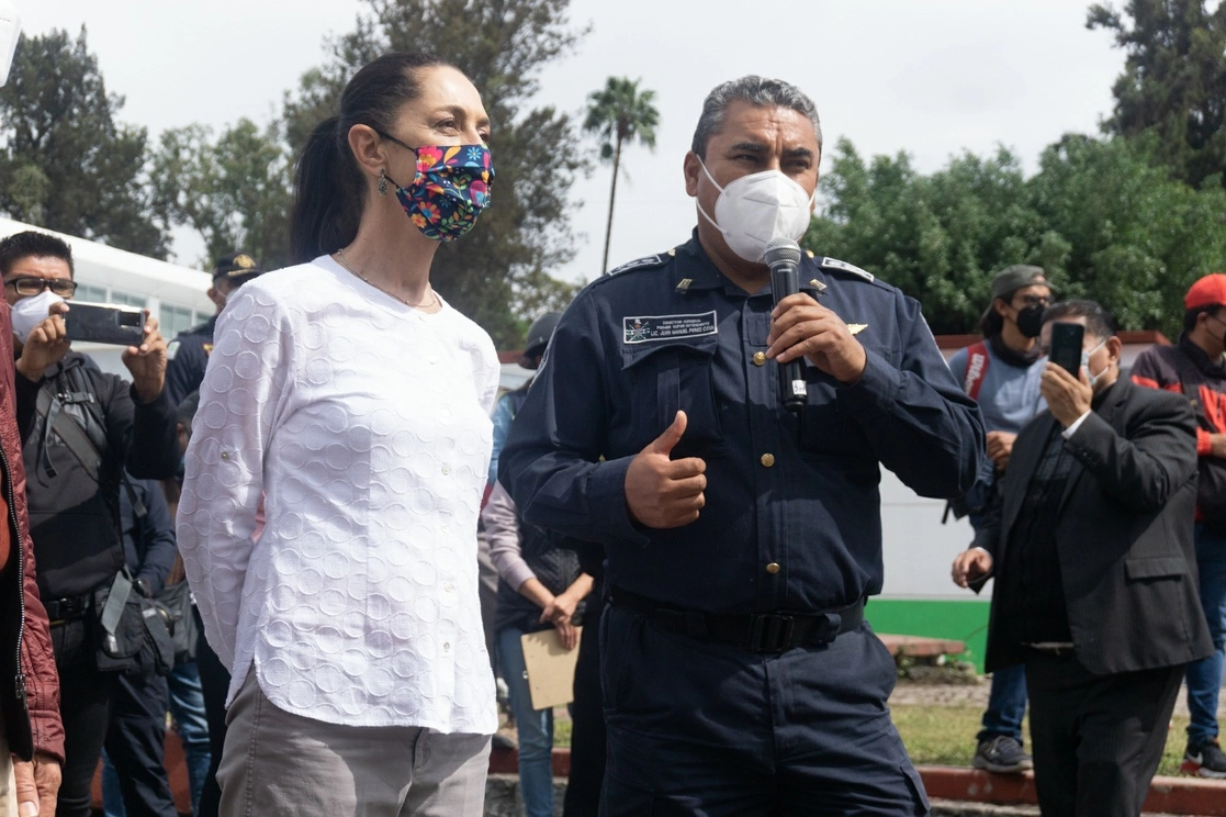 La jefa del Gobierno capitalino, Claudia Sheinbaum, indicó que el desfile iniciará a las diez horas en el Monumento de la Revolución. En la imagen, Sheinbaum durante la celebración del Día del Bombero, en Iztacalco, el pasado 22 de agosto. Foto Pablo Ramos