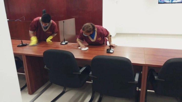 La desinfección de los muebles es parte del plan de contingencia del Consejo de la Judicatura. Foto Laura Gómez