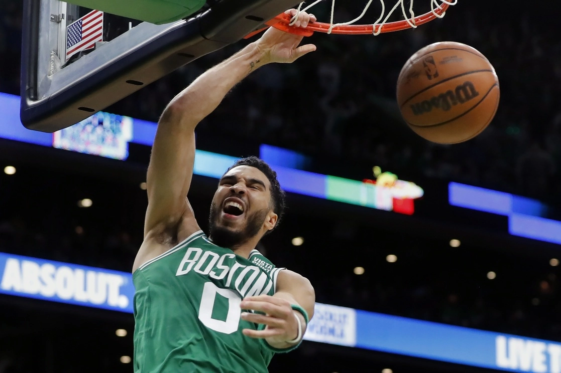 Jason Tatum, de Boston, tuvo destacada labor ayer con 19 puntos y 9 asistencias. Foto Ap
