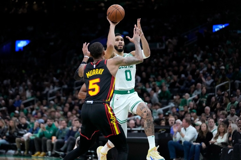 Jayson Tatum y Dejounte Murray Durante el encuentro de los Celtics de Boston contra los Hawks de Atlanta. el domingo 26 de noviembre de 2023. Foto Ap