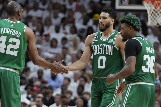 Jugadores de los Boston Celtics festejan al término del encuentro. Foto Ap
