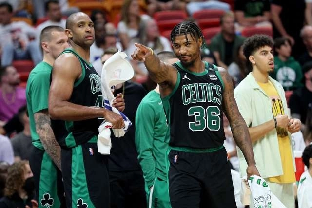 Marcus Smart de los Celtics de Boston (c) reacciona al término del encuentro. Foto Afp