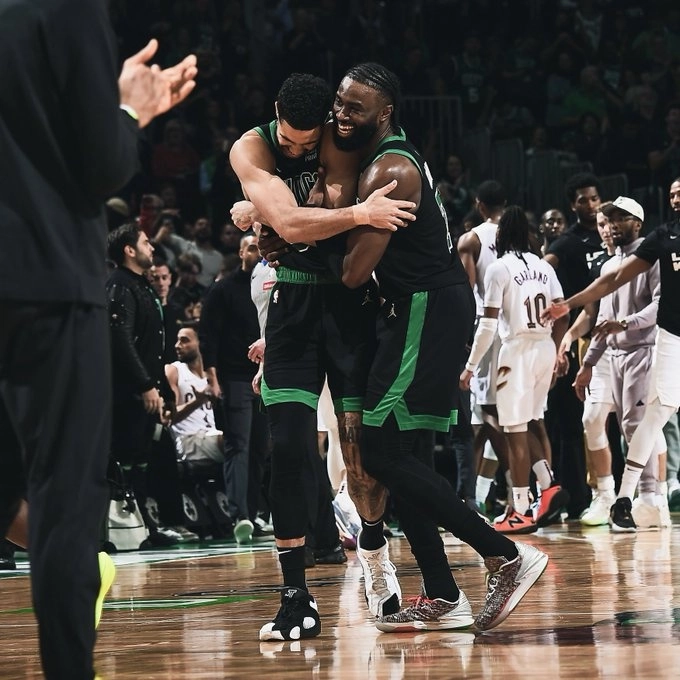 Los basquetbolistas de los Celtics, Jayson Tatum (izq) y Jaylen Brown (der) festejan al término del juego. Foto tomada de la cuenta de X @celtics