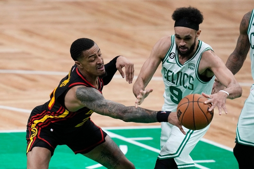 John Collins y Derrick White (9) en una de las jugadas del partido. Foto Ap