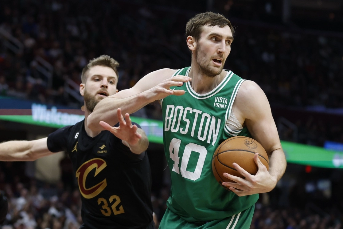 Luke Kornet de los Celtics protege el balón. Foto Ap 