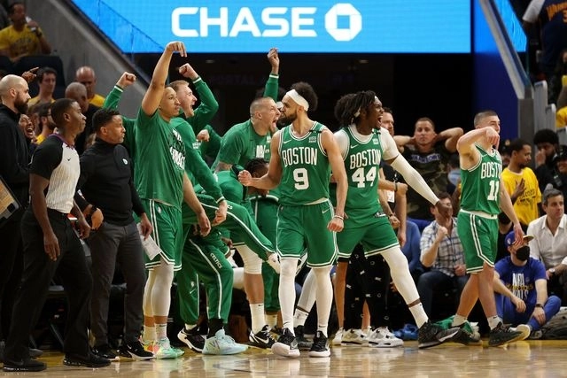 Jugadores de los Celtics de Boston durante el juego. Foto Afp