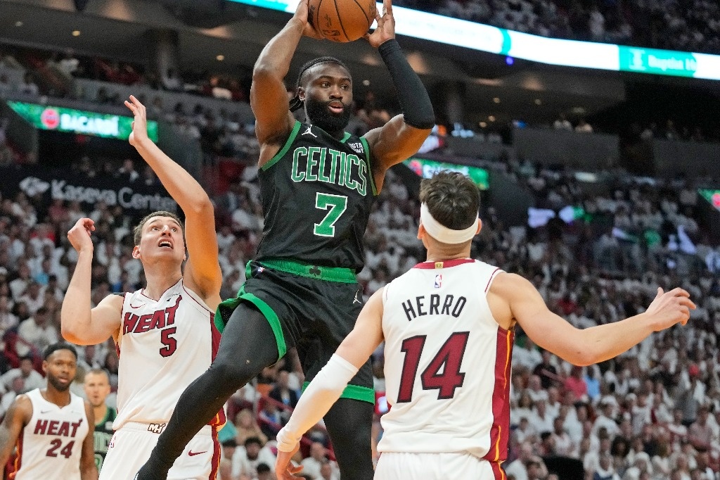 Celtics beat the Heat and lead their NBA playoff series 2-1