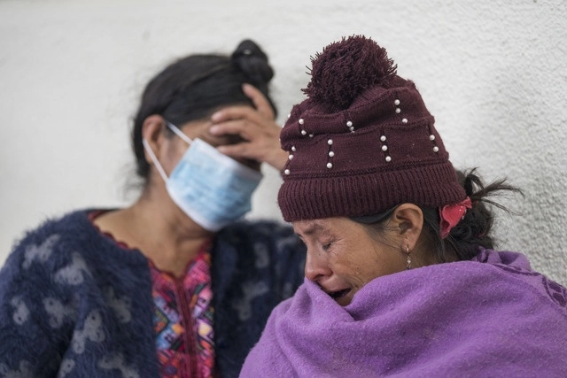 Familiares de migrantes fallecidos en San Antonio, Texas. Foto Ap